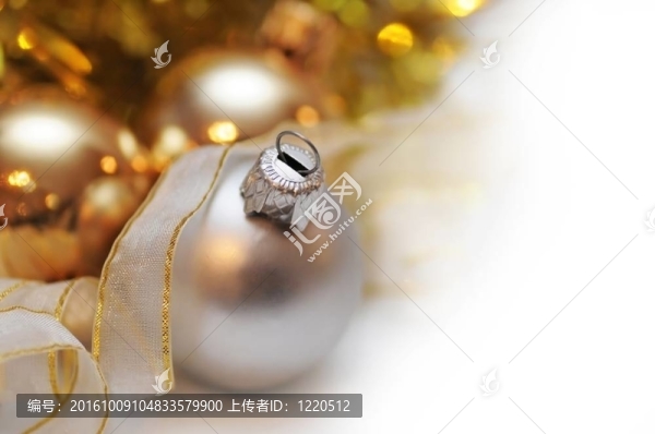 具有模糊背景的圣誕球。文本空間。
