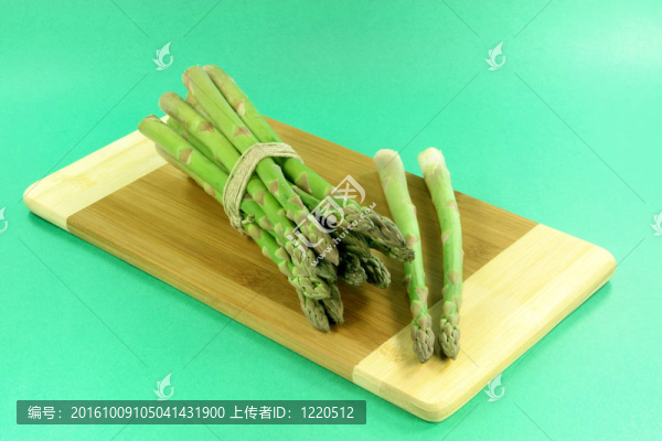 綠背景蘆筍。