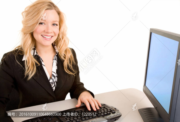 微笑的女商人在伏案工作
