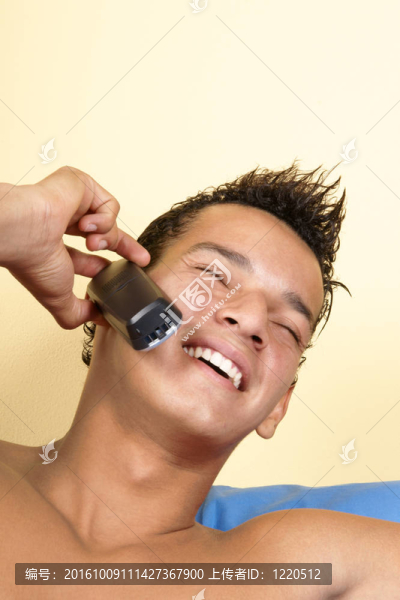 在電話里的年輕人