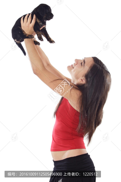女孩牽著狗