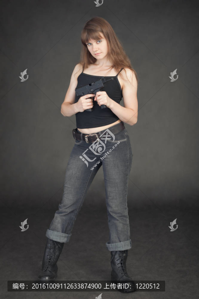穿著自動(dòng)手槍的牛仔褲女孩