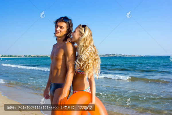 海灘上的男孩和女孩