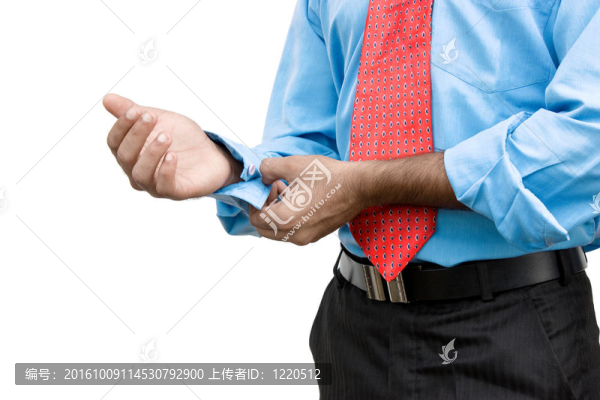 調(diào)整領(lǐng)帶的特寫