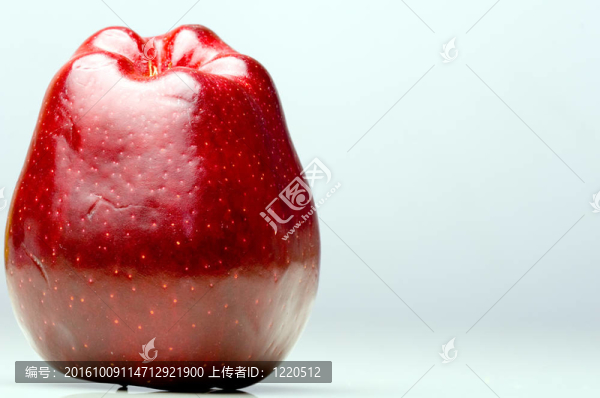 左邊紅色美味的蘋果
