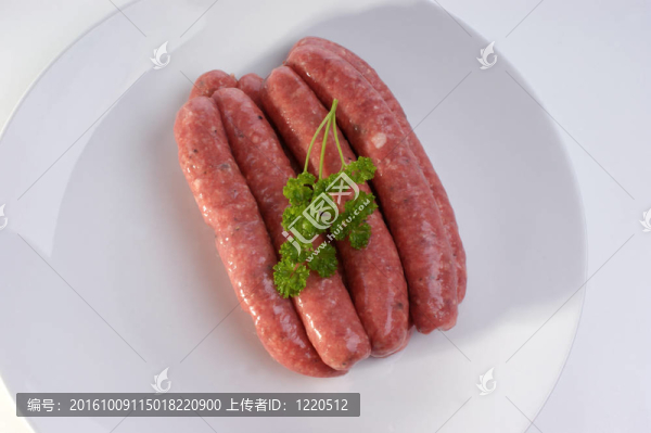 木板上的一些生牛肉香腸