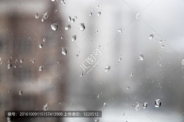 在暴風雪期間在玻璃上滴