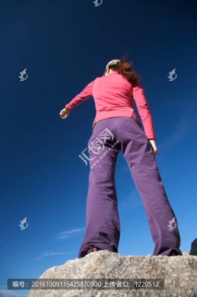 下指的女人
