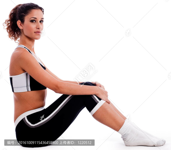 年輕女子在健身服坐在地板上