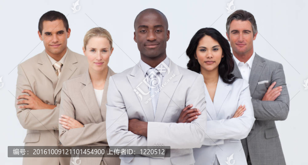 自信的非洲裔美國商人帶領(lǐng)他的團(tuán)隊