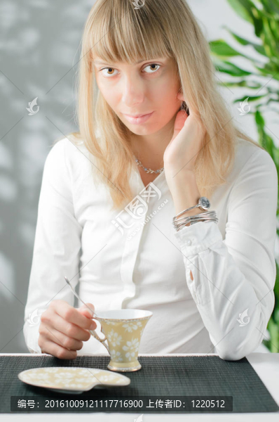 女孩與杯