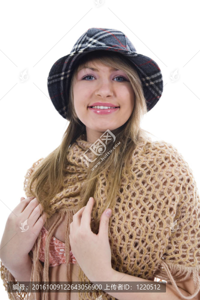 美麗的年輕女人在斗篷