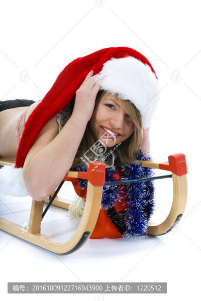 美麗的年輕女子在雪橇上