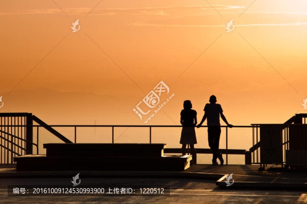 看太陽集的情侶。
