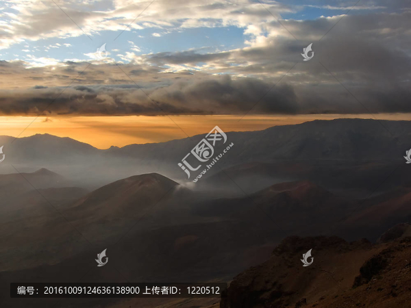 在毛伊島哈雷阿卡拉火山口的日出；