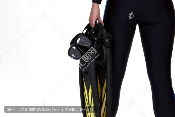 穿著濕衣服的女孩拿著面具和鰭