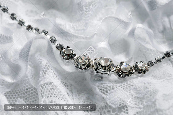 婚禮項(xiàng)鏈和吊襪帶
