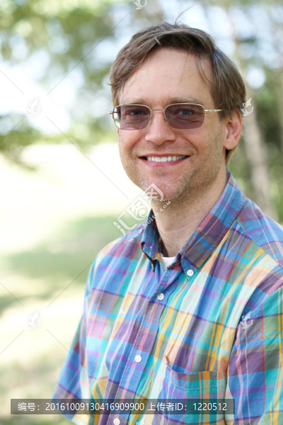 微笑的人在戶外
