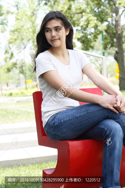 十幾歲的女孩在戶外