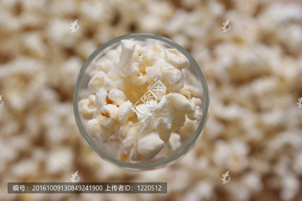 用玉米制作的新鮮甜爆米花