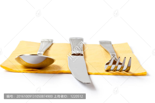 餐巾上的叉；刀和勺