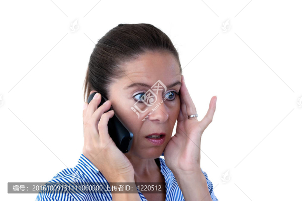 中年商業(yè)女性看手機(jī)震驚