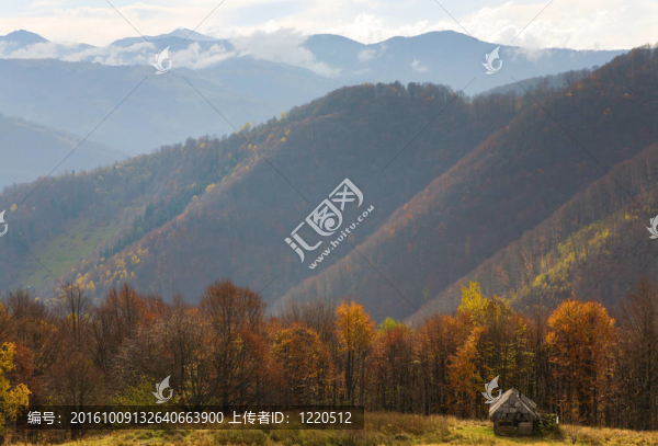 秋天的山景