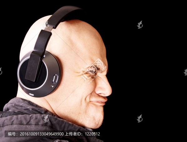 禿頭男子聽音樂