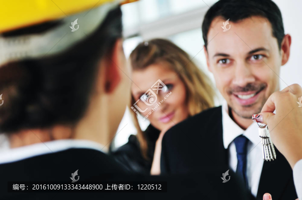 快樂(lè)的年輕夫婦購(gòu)買(mǎi)新房與房地產(chǎn)經(jīng)紀(jì)人