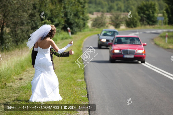 新婚夫婦想搭便車