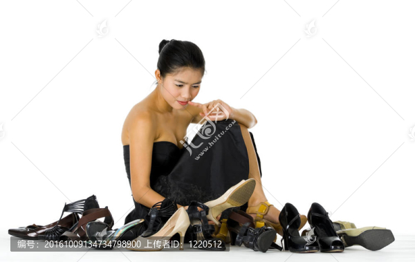 美麗的女人坐在她的鞋