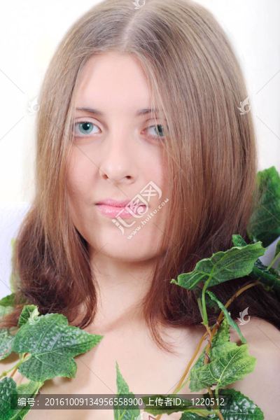 可愛的女孩與藤本植物