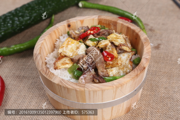 拆骨肉荷包蛋飯