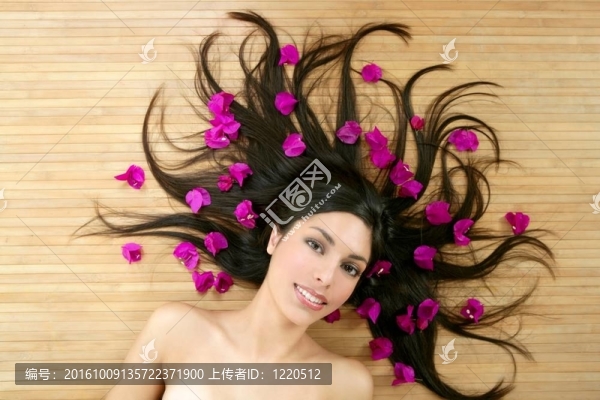美麗的印度女人肖像在美麗的溫泉