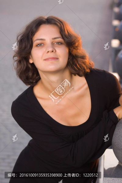 穿黑衣服的黑頭發(fā)女孩