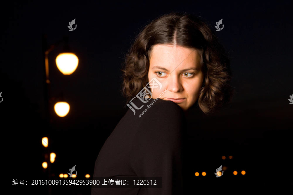 穿黑衣服的黑頭發(fā)女孩