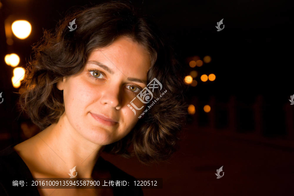 穿黑衣服的黑頭發(fā)女孩
