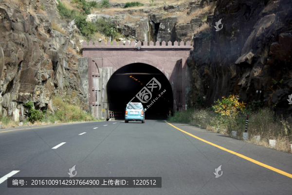 進(jìn)入隧道的車(chē)輛