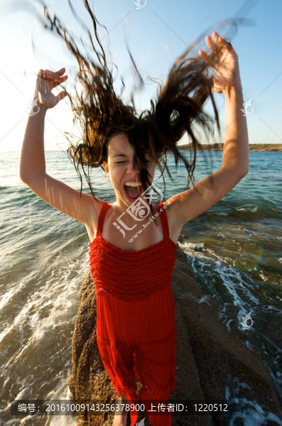 海灘上的瘋狂女孩