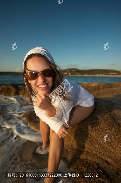 美女在海灘上擺姿勢