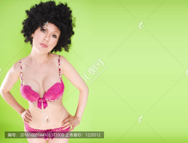 在一個(gè)大的黑人假發(fā)美麗的女人