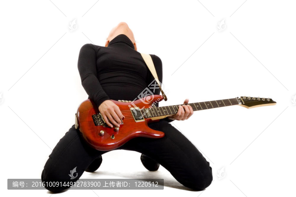 女吉他手彈吉他