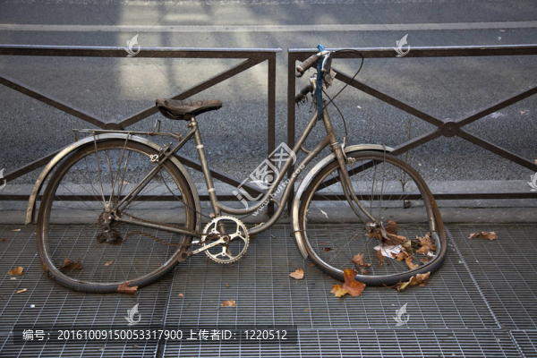 在街上被遺棄的自行車