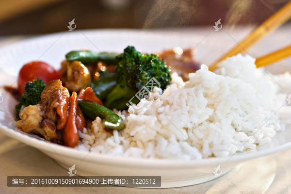 炒蔬菜和雞肉