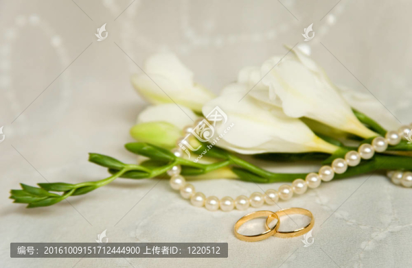 婚禮卡。兩枚金戒指戴著新娘的面紗和鮮花