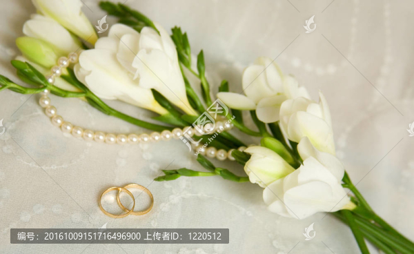 婚禮卡。兩枚金戒指戴著新娘的面紗和鮮花