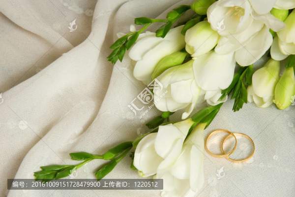 婚禮卡。兩枚金戒指戴著新娘的面紗和鮮花