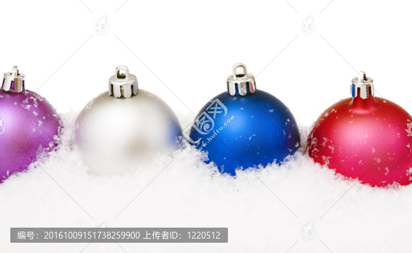 白雪覆蓋的圣誕球