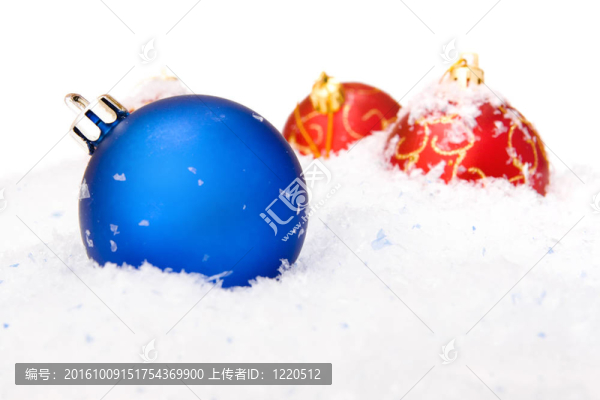白雪覆蓋的圣誕球