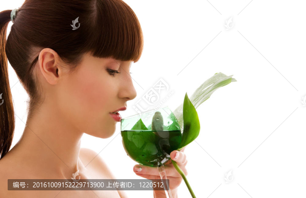 绿叶子和玻璃水的女人